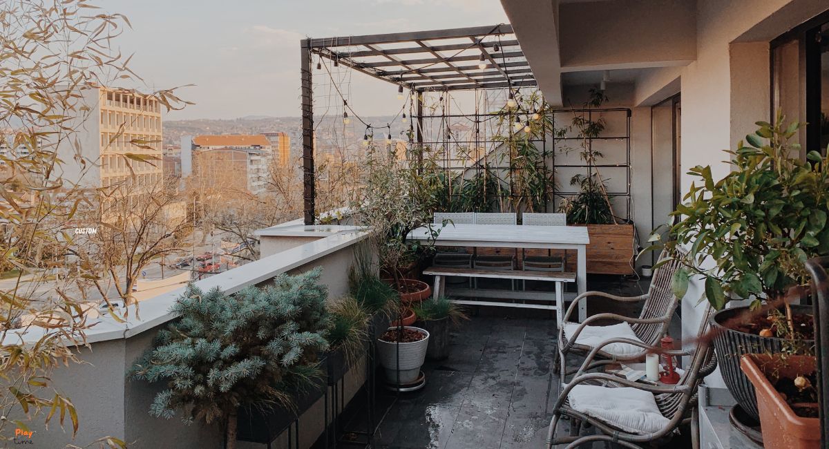 Urban Balcony Retreat